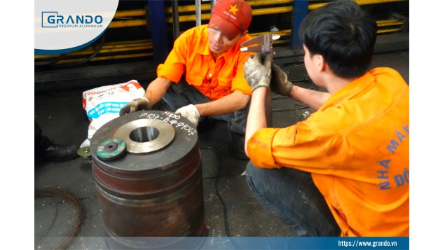 NGHỊ LỰC SỐNG VÀ BÉN DUYÊN VỚI NGHỀ NHÔM KÍNH