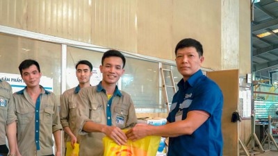 DO THANH ALUMINUM JOINT STOCK COMPANY GIVES MORE THAN 3000 MEDIUM CAKE FOR EMPLOYEES