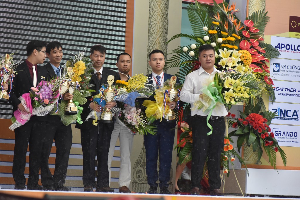 Ông Nguyễn Thái Sơn - Giám đốc kinh doanh công ty nhận Cup vàng tại triển lãm.