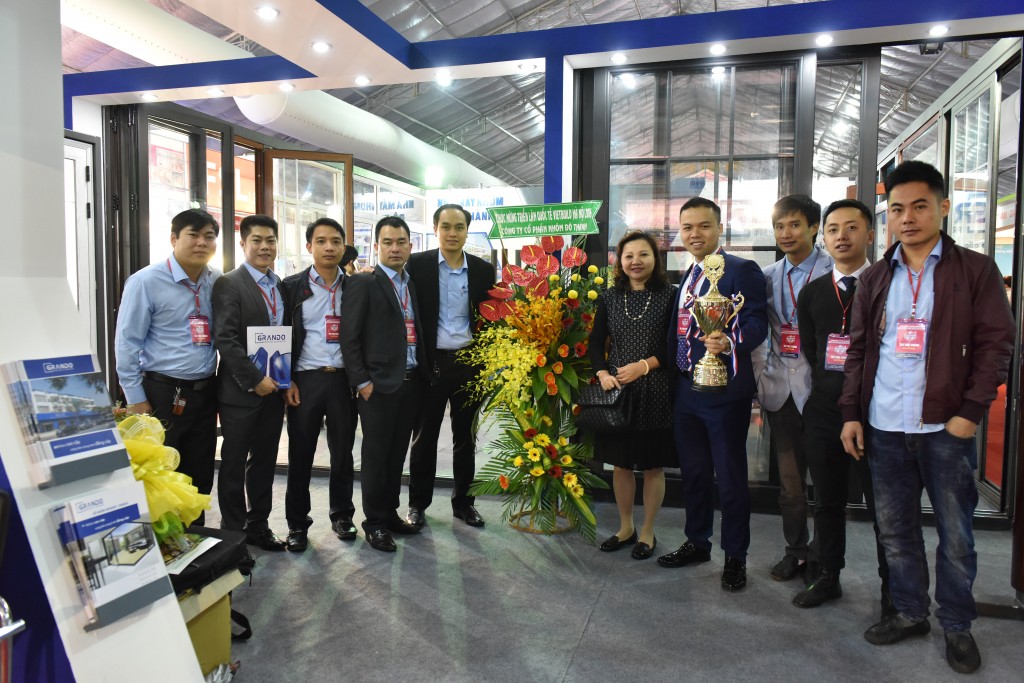 Ban lãnh đạo và nhân viên Nhôm Đô Thành chụp ảnh lưu niệm tại triển lãm.