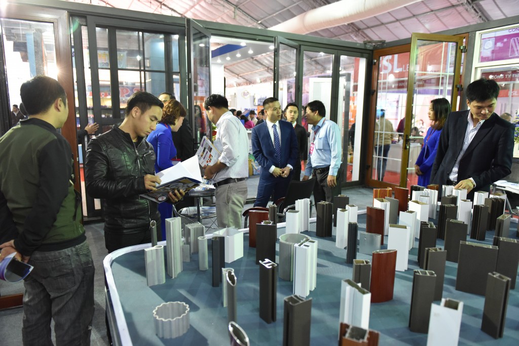 Khách hàng tham quan gian hàng của Nhôm Đô Thành tại triển lãm.