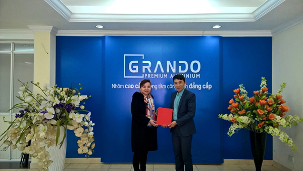 Đại diện tổ chức GIC trao tặng kỷ niệm trương cho Lãnh đạo Nhôm Đô Thành