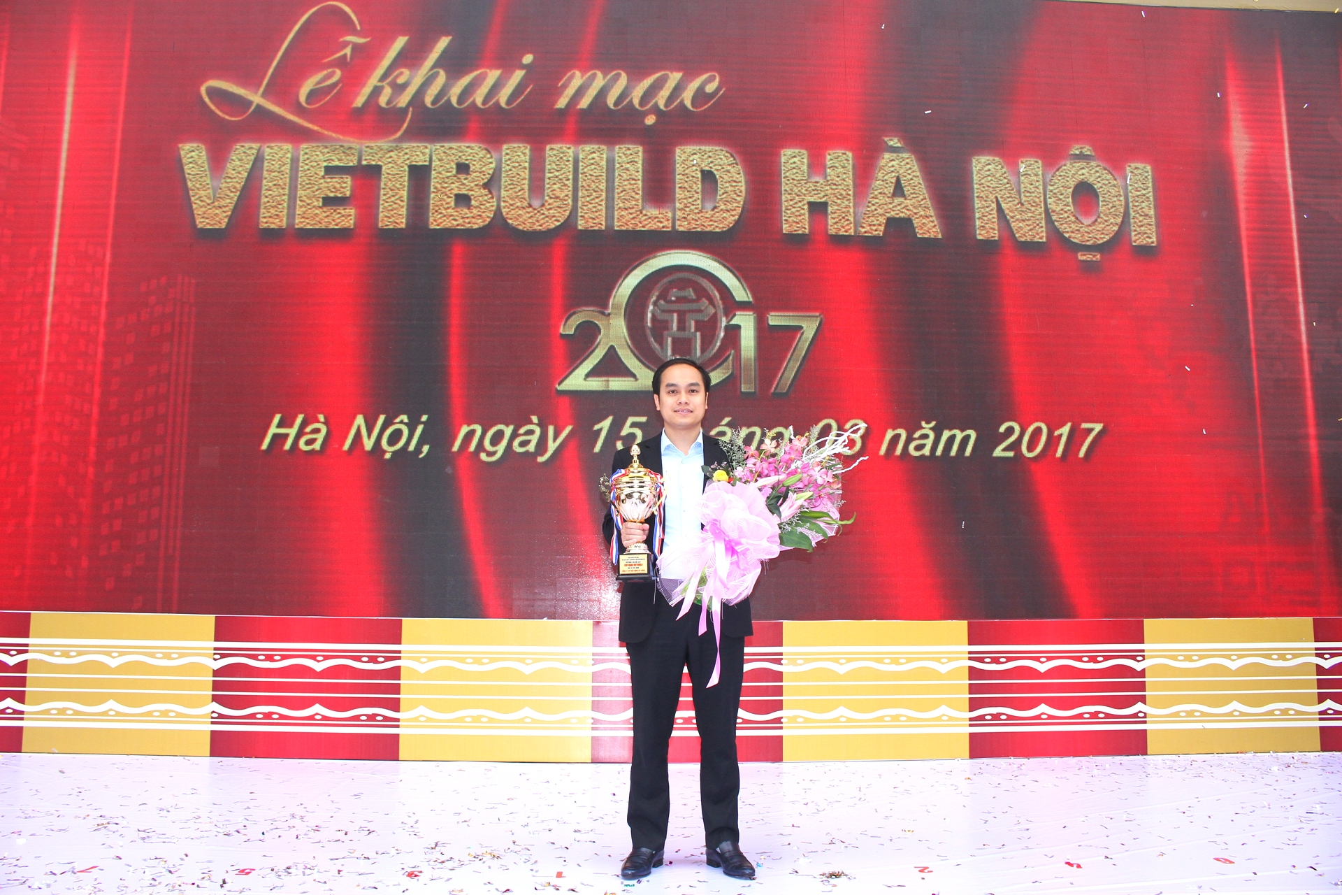Ông Phạm Văn Tuấn – Đại diện Nhà máy Nhôm Đô Thành nhận Cup tại triển lãm.
