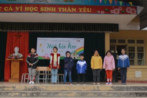 Trao quà cho các em học sinh