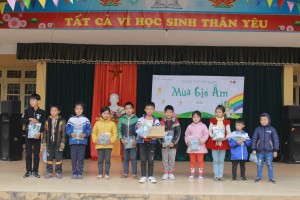 Nhôm Đô Thành chung tay san sẻ yêu thương với học sinh nghèo