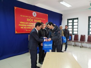 Đại diện nhà máy Nhôm Đô Thành trao quà cho những nạn nhân chất độc da cam/dioxin huyện Gia Lâm