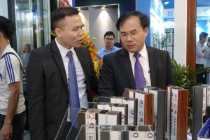 Thứ trưởng bộ xây dựng Nguyễn Văn Sinh tham quan gian hàng Nhôm Đô Thành